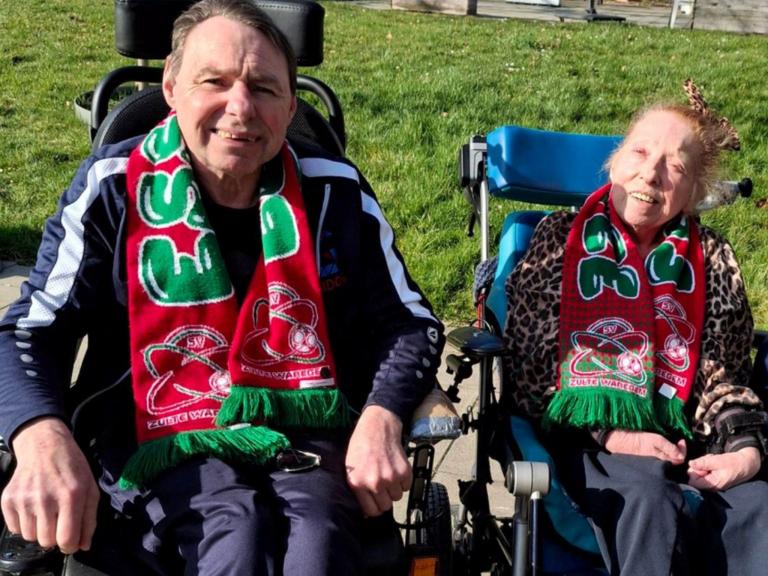 Tano en Rendy met hun supporterssjaal aan