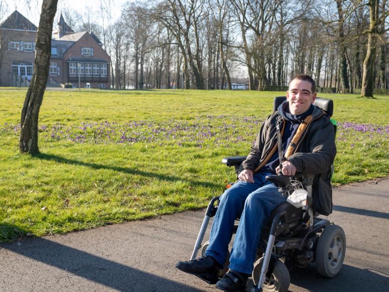 Bewoner in mooi gepoetste rolstoel