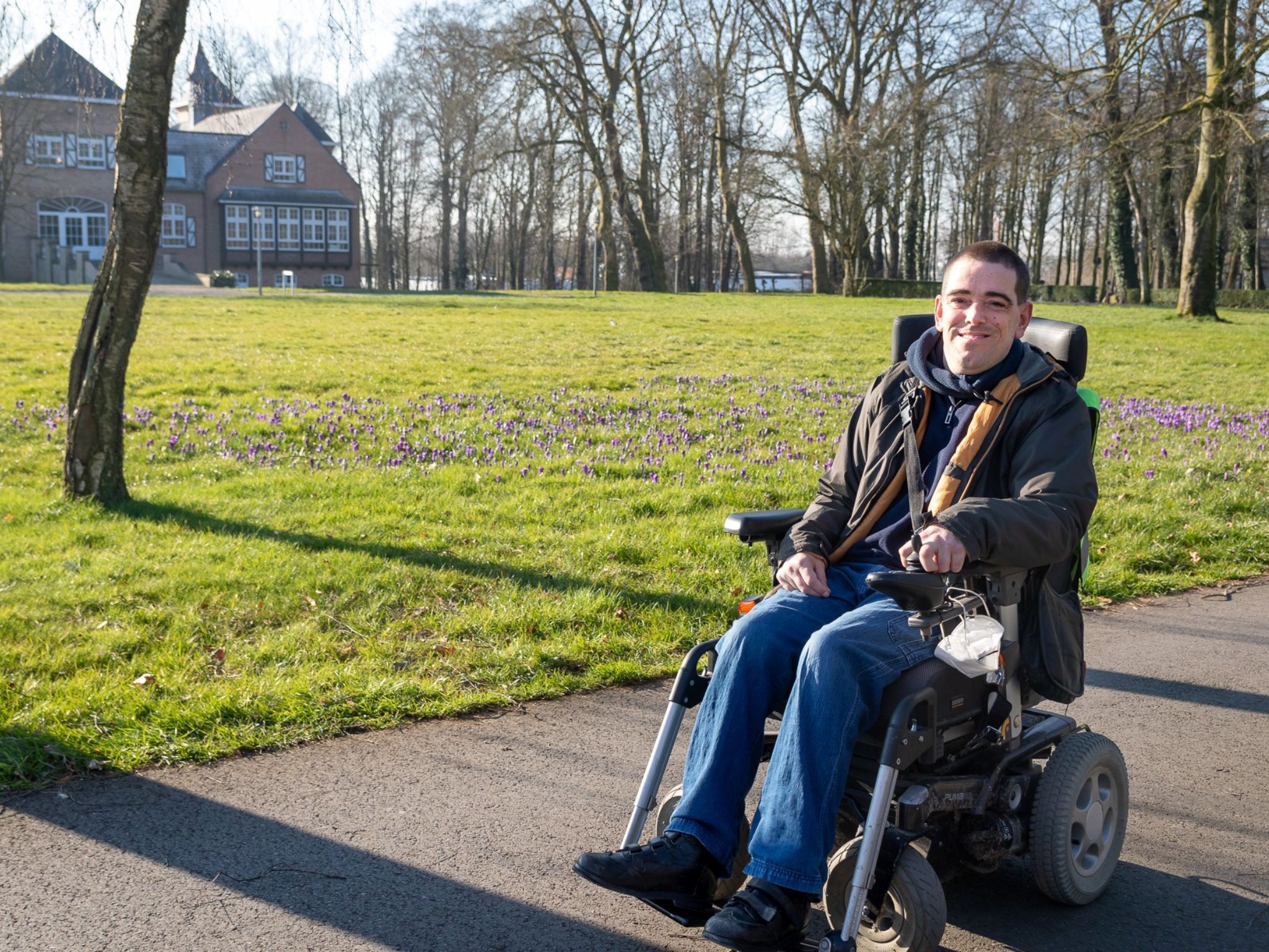 Bewoner in mooi gepoetste rolstoel