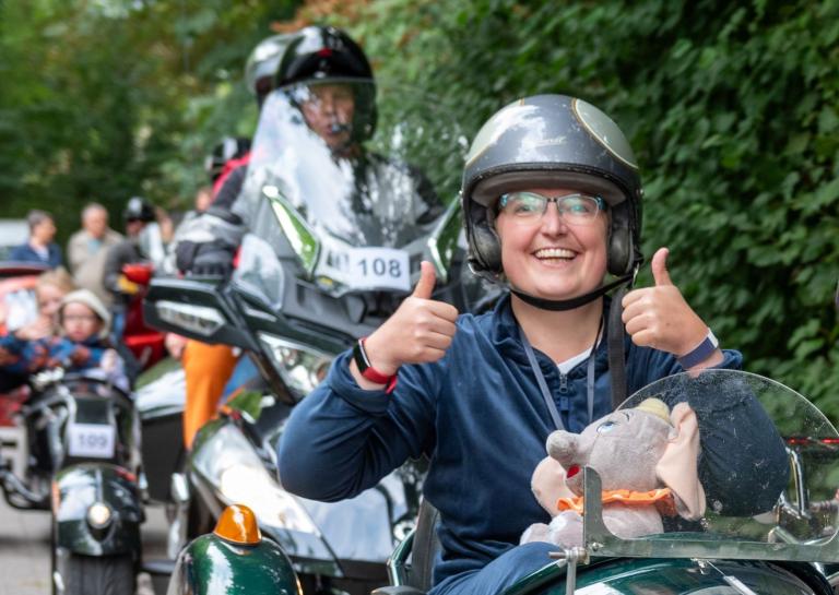 enthousiaste deelnemer in zijspan